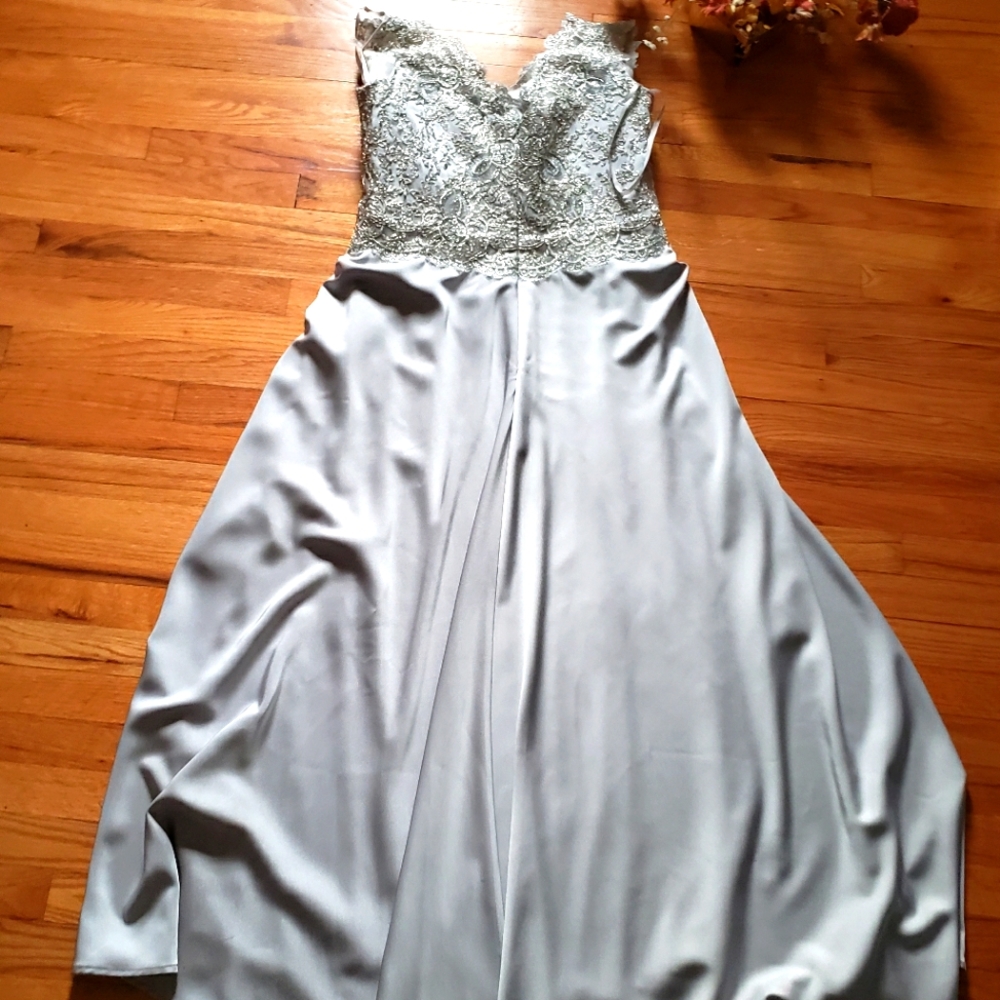 MGNY Embroidered Beaded Prom Bridal Wedding Silver Bustier Gown Sleeveless